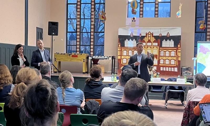 Kiezmacher Dialog zum Thema „Einschulungsgebiete und Schulwegsicherheit“ in der Friedrich-Schiller-Grundschule