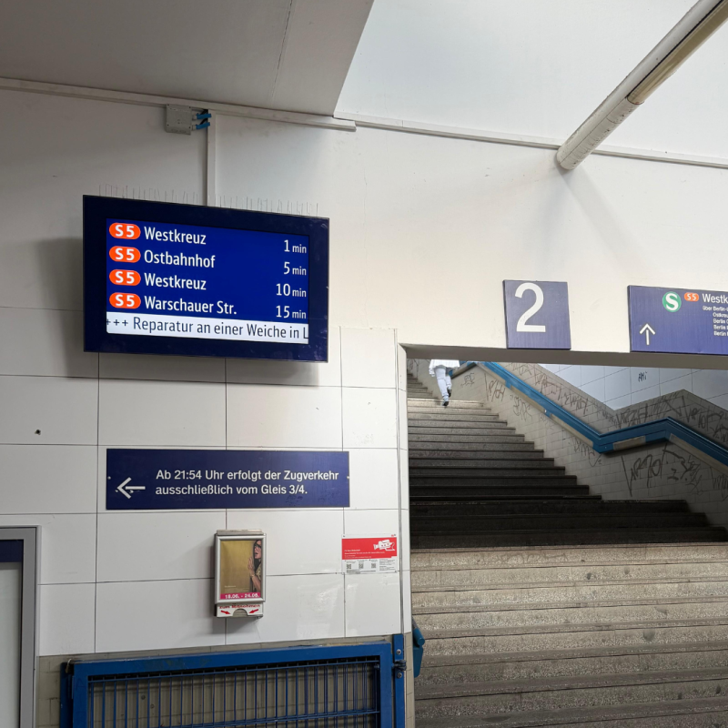 Update: Neue Fahrgast-Displays am Bahnhof